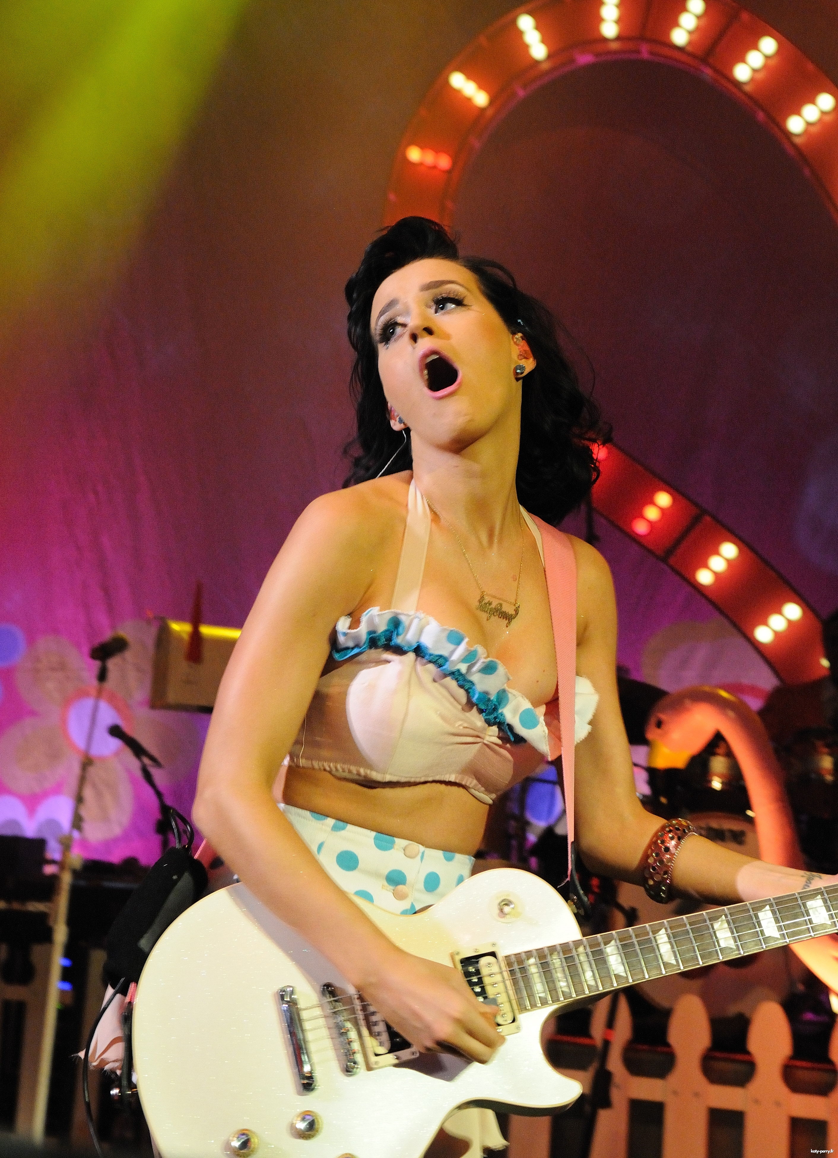 45331_katy_perry_2009_shepherds_bush_empire_164_122_778lo.jpg
